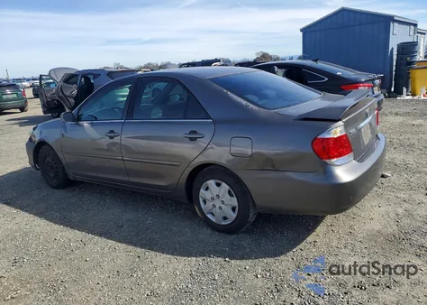 2005 Toyota Camry Le z USA, uszkodzony, nr VIN 4T1BE32K75U520072